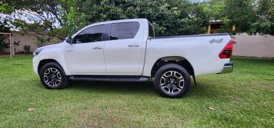 TOYOTA HILUX 2.8 D-4D TURBO DIESEL CD SRX 4X4 AUTOMÁTICO TOYOTA HILUX 2.8 D-4D TURBO DIESEL CD SRX 4X4 AUTOMÁTICO